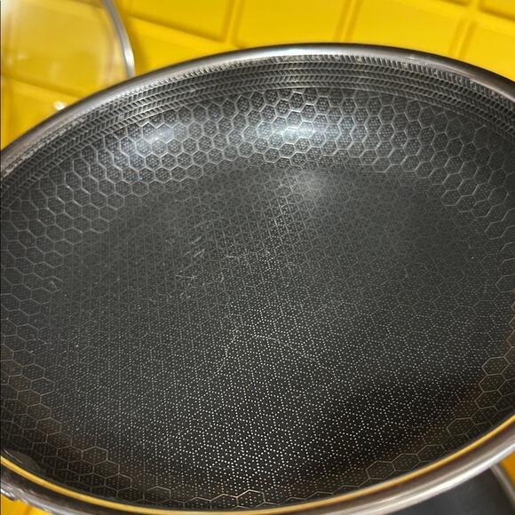 HEXCLAD 6 Piece Nonstick Stainless Steel Frying Pan Set 8”, 10” 12” and Wok $600 - Picture 10 of 11